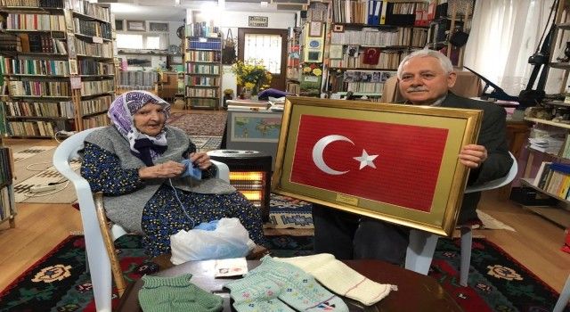 118 yaşındaki Zeliha nineden Mehmetçik'e hediye