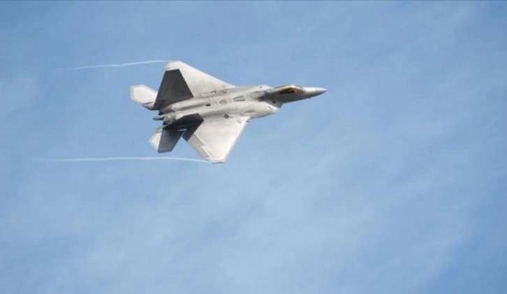 ABD'nin gönderdiği F-22 savaş uçakları BAE'ye ulaştı