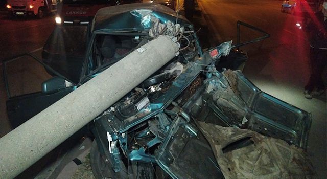 Adana'da elektrik direğine çarpan otomobil hurdaya döndü