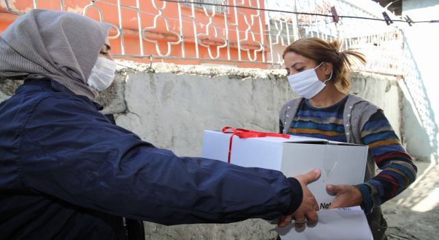Adana&#039;da ihtiyaç sahibi vatandaş yardım paketlerine kavuştu