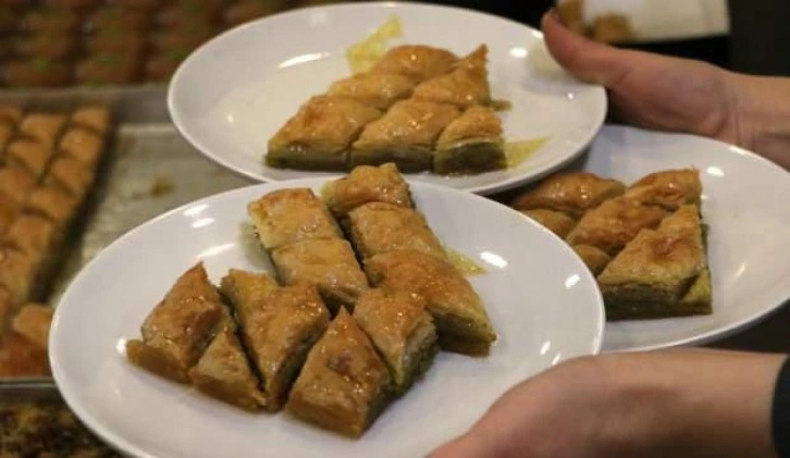 Adana'da zeytinyağlı baklavaya yoğun talep! Kilosu 75 lira, günde 14 tepsi satılıyor