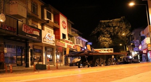 Afyon'da şiddetli rüzgar beton direkleri yıktı, kabinleri yerinden söktü