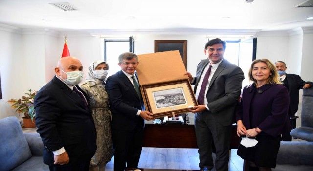 Ahmet Davutoğlu, Fethiye Belediye Başkanı Karaca'yı ziyaret etti