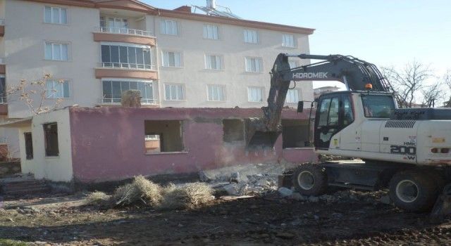 Aksaray'da metruk binalar yıkılıyor
