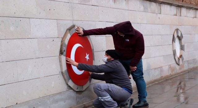 Aksaray'da şehitlik yoluna dekoratif Türk bayrağı