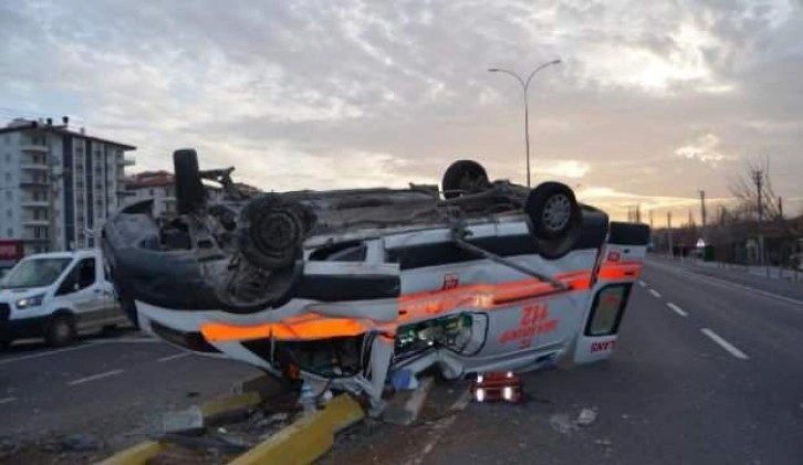 Aksaray'da ambulansla otomobil çarpıştı: 4 yaralı