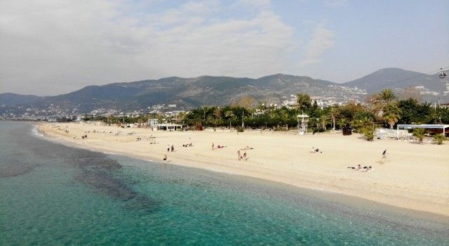 Alanya'da kısıtlamadan muaf turistler plajları doldurdu