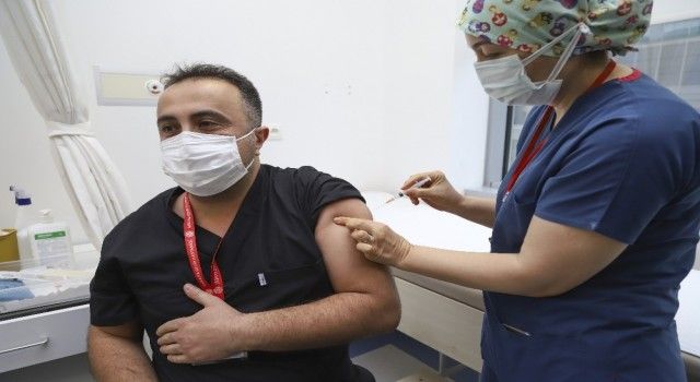 Ankara'da sağlık çalışanlarına ilk COVID-19 aşısı uygulandı