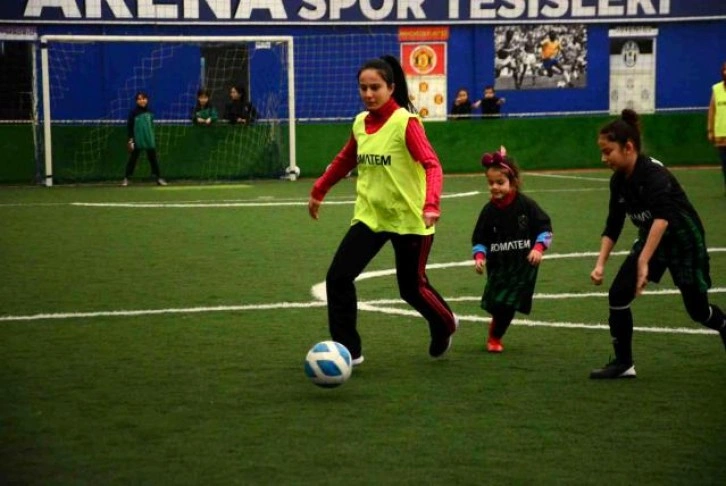 Anneler, futbolcu kızları için yeşil sahada ter döktü