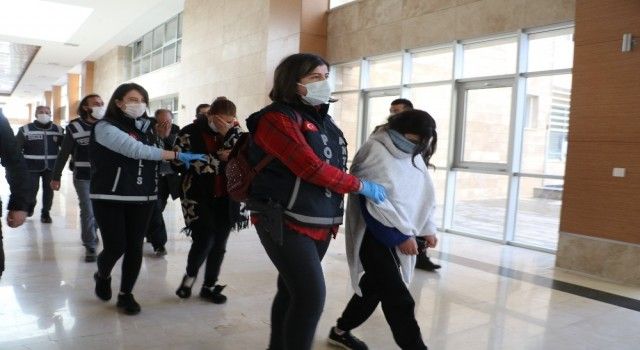 Antalya'da altın kızlardan'1 milyon TL'lik vurgun