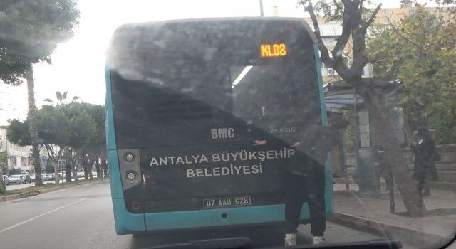 Antalya'da otobüsün arkasına takılan patenli genç şoförün elinden zor kurtuldu