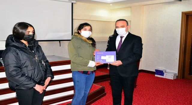 Ardahan'da öğrencilere tablet dağıtıldı