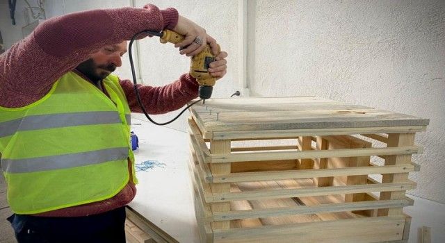 Ardahan'da sokak hayvanlarına ahşap kafes