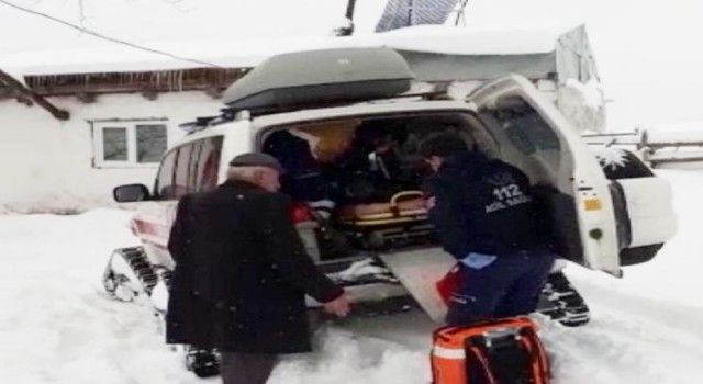 Ardahan&#039;da yaşlı hastanın imdadına kar ambulansı yetişti