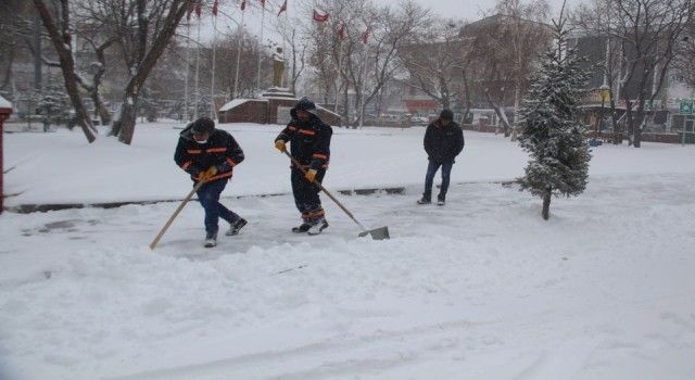 Ardahan&#039;da kar ve tipi etkili oldu