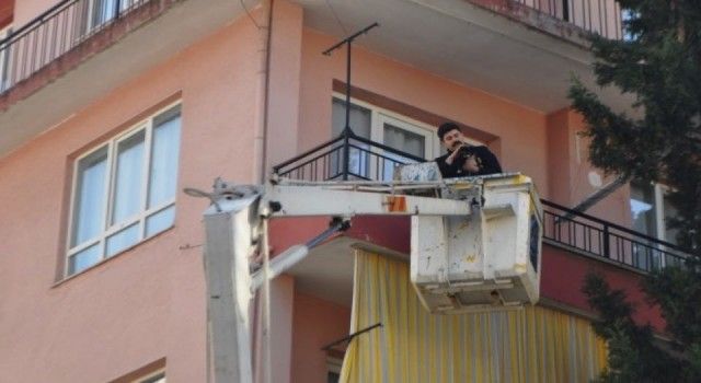 Aydın'da kediyi kurtaran itfaiye eri de havada mahsur kaldı!