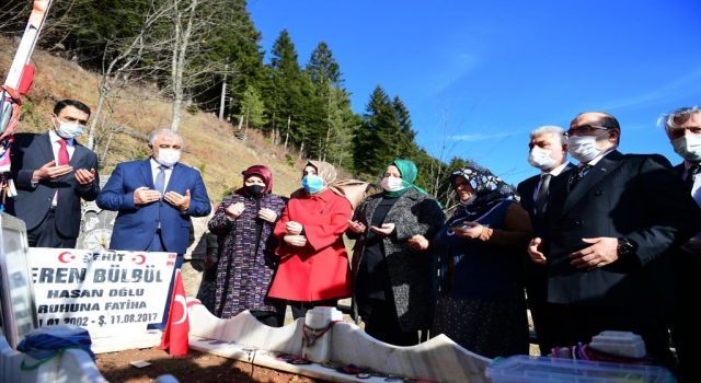 Bakan Zehra Zümrüt Selçuk şehit Eren Bülbül'ün mezarını ziyaret etti