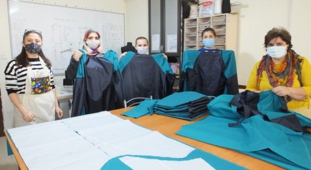 Balıkesir'de sağlık çalışanlarına koruyucu önlük dikmek için gönüllü oldular