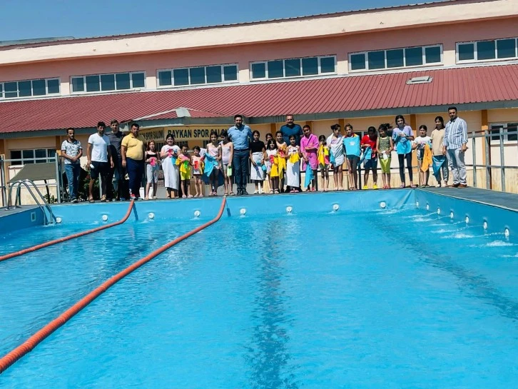 Baykan'da çocuklar portatif havuzda serinliyor