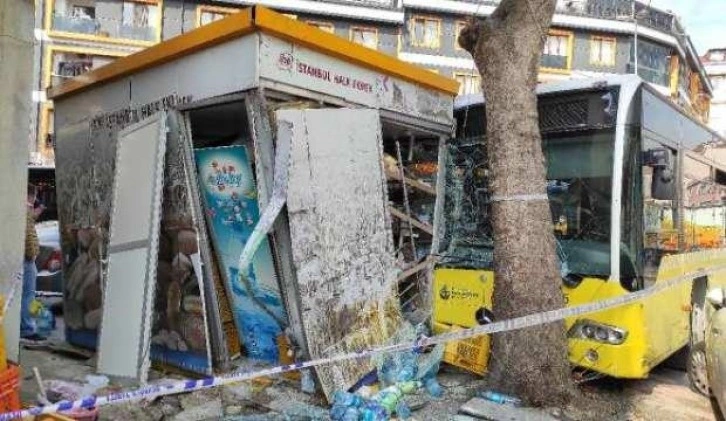 Beyoğlu'nda İETT otobüsü Halk Ekmek büfesine çarptı