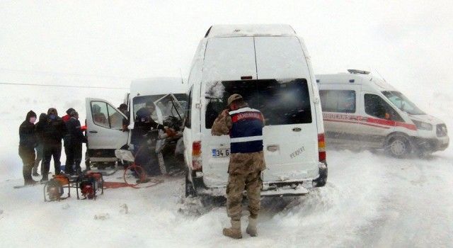 Bitlis'te trafik kazası: 17 yaralı