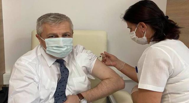 Bursa İl Sağlık Müdürü, Çin aşısının ikinci dozunu yaptırdı