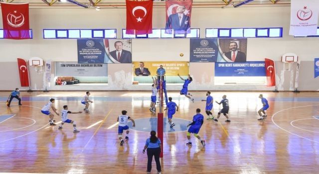 Bursa Karacabey Belediyespor voleybolda bileği bükülmüyor