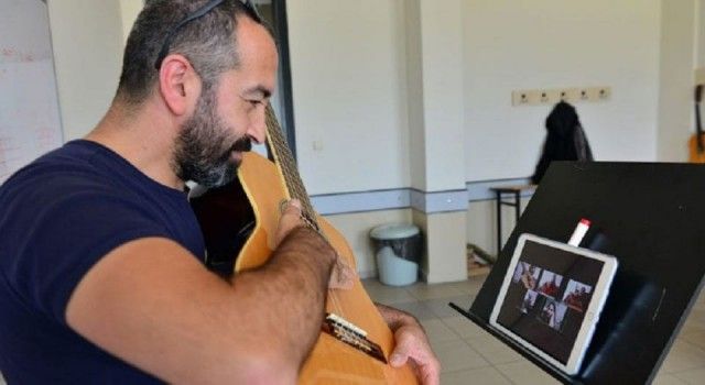 Bursa'da Müzik Akademisi'nde engelleri kaldıran online eğitim