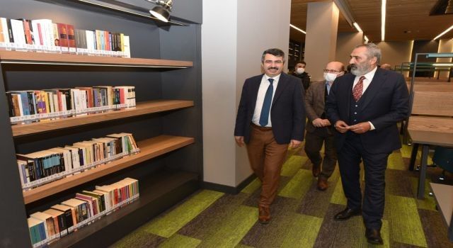 Bursa'da Yavuz Bingöl, Uyumayan Kütüphane'yi ziyaret etti