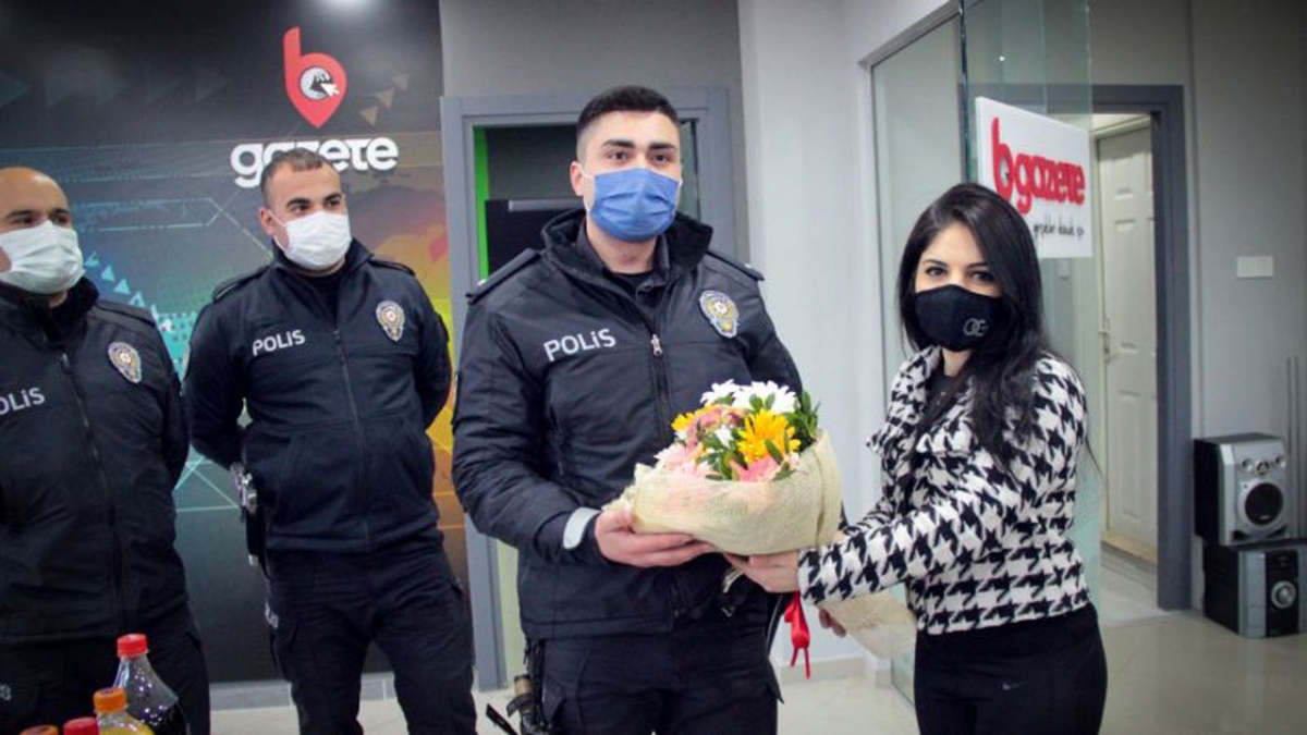 Bursa'da gazetecilerden polis ekiplerine 'ihbar'lı kutlama