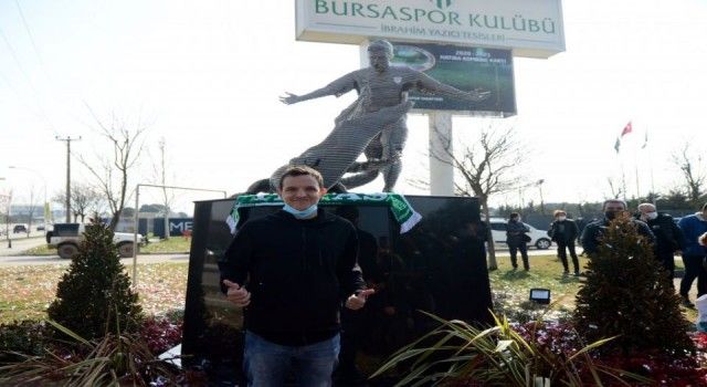 Bursaspor&#039;da Batalla&#039;nın heykeli dikildi