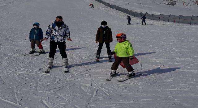 Çaldıran Belediyesi geleceğin milli kayakçılarını yetiştiriyor