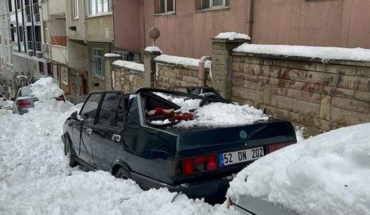 Çatıdan düşen kar kütlesi, otomobilin çatısını çökertti