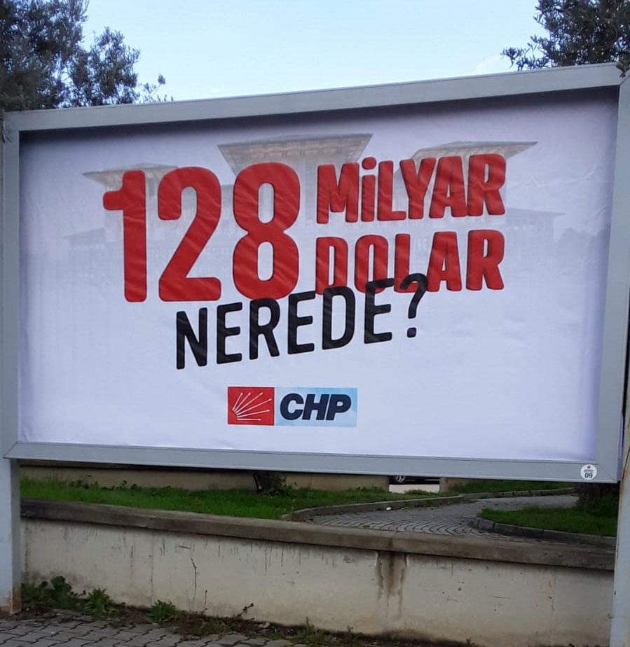 CHP'nin Bursa Mudanya'daki afişleri Savcılık talimatıyla kaldırıldı!