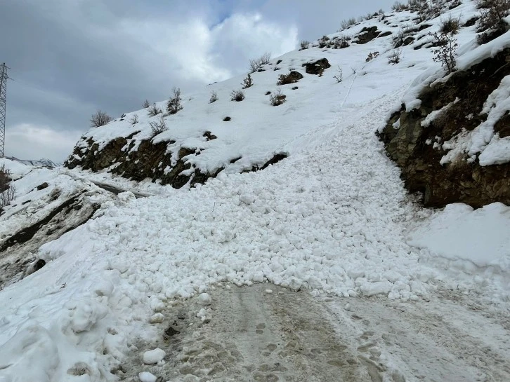 Çığ düşmesi sonucu öğrenci ve öğretmenler mahsur kaldı