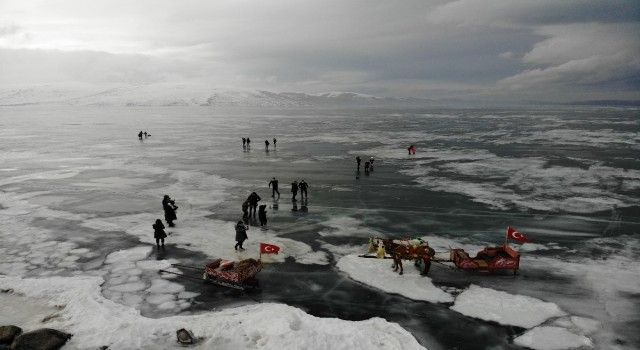 Çıldır Gölü'nde buzlarla vals