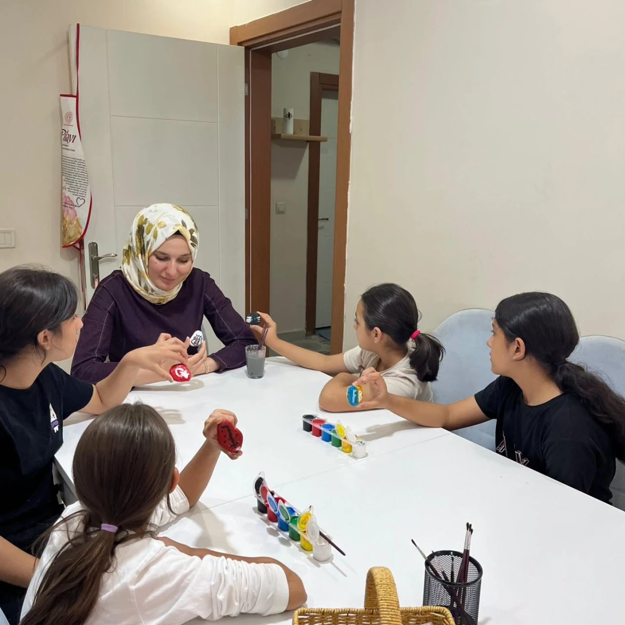 &Ccedil;ocuk Evleri&rsquo;nde renkli taş boyama etkinliği