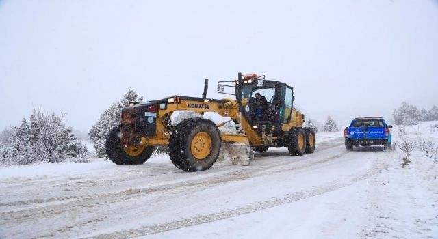 Denizli Pamukkale'de ekiplerin karla mücadelesi