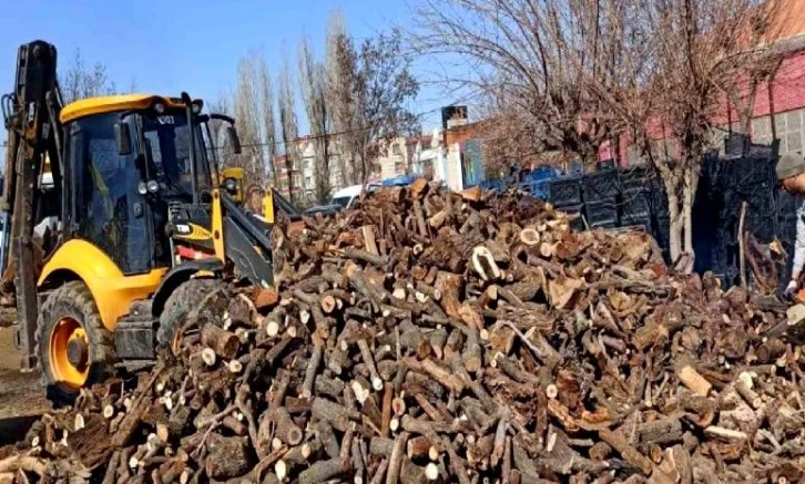 Depremzedelere odun ve soba yardımı