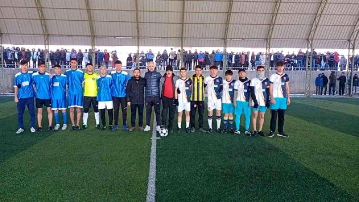 Dicle'de kaymakamlık özel futbol turnuvasının şampiyonları kupalarını aldı