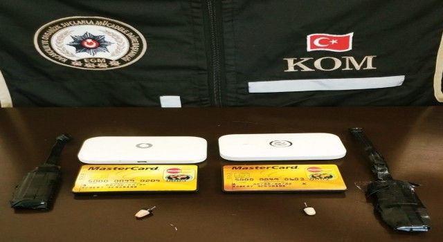 Ehliyet sınavında kamera, kulaklık, wifi sisteminden oluşan düzenekle yakalandılar