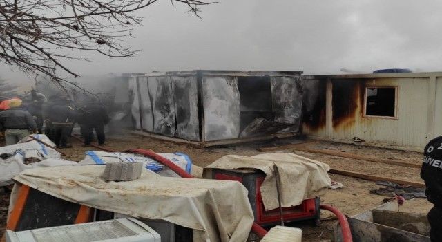 Elazığ&#039;da işçilerin kaldığı 8 konteyner küle döndü