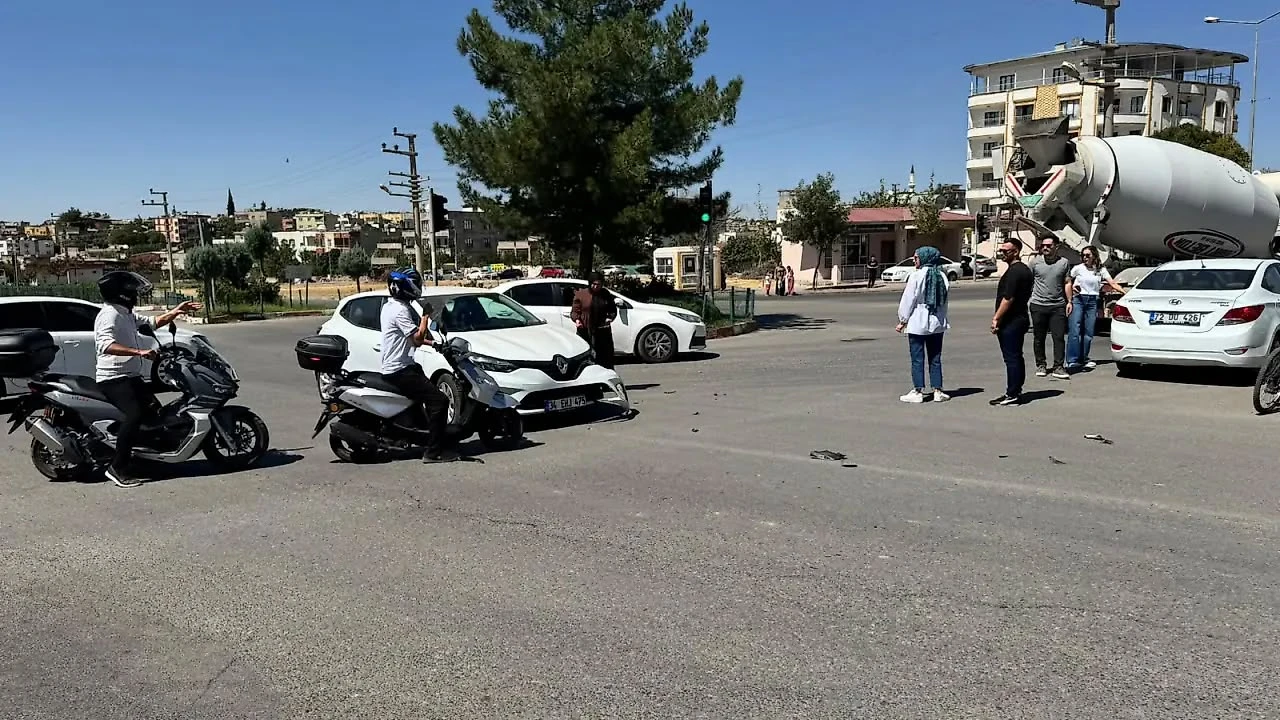 Emniyet Kavşağı&rsquo;nda İki Ara&ccedil; &Ccedil;arpıştı