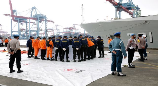 Endonezya&#039;da düşen yolcu uçağının su altındaki enkazının yeni görüntüleri