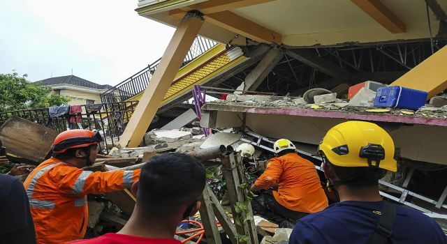Endonezya'daki depremde ölü sayısı yükseliyor