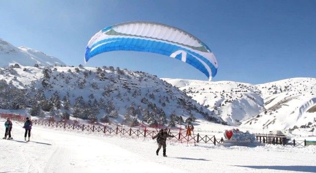 Ergan'da kış manzaralı yamaç paraşütü