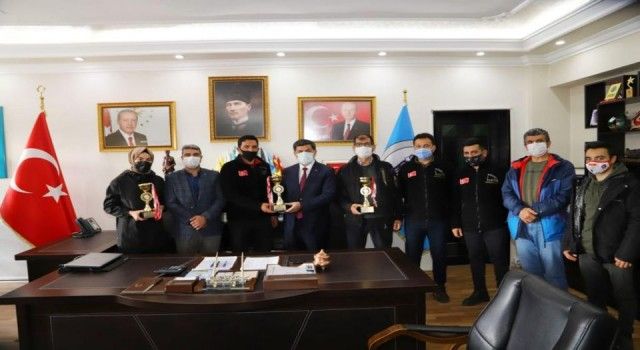 Erzincanlı sporcular Adana'dan üç kupa ile döndü