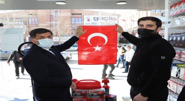 Erzincan&#039;da esnaflara Türk Bayrağı