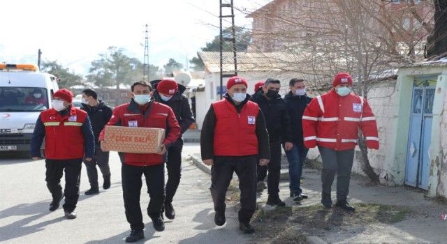 Erzincan&#039;da Türk Kızılayı gıda kolisi dağıttı