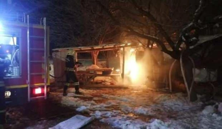 Erzincan'da ahırda çıkan yangında çoban yaralandı, 5 buzağı öldü